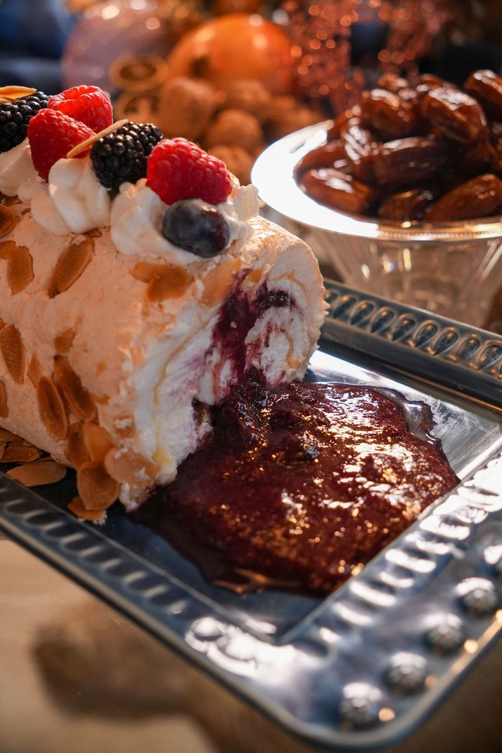 Bûche de Noël de merengue com frutos vermelhos