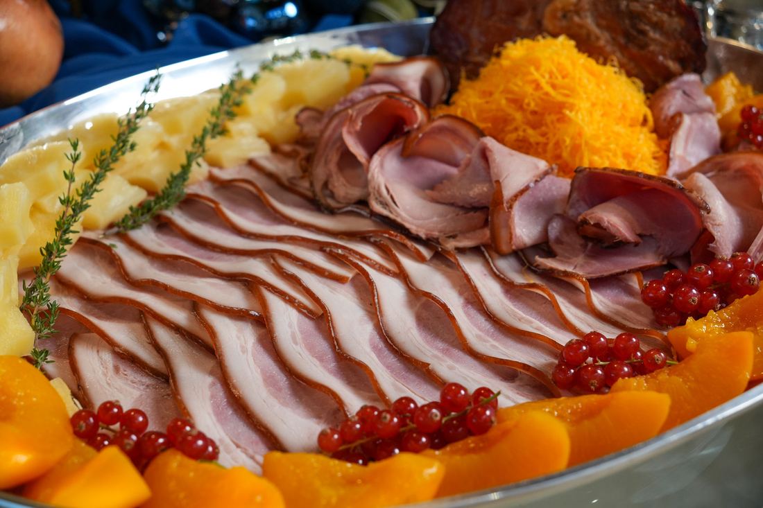 Detalhe do tender de Natal com groselhas e pêssego